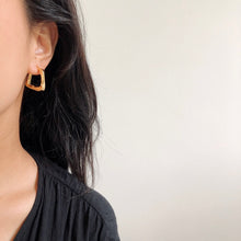 Load image into Gallery viewer, Geometric Hollow Triangle Earrings